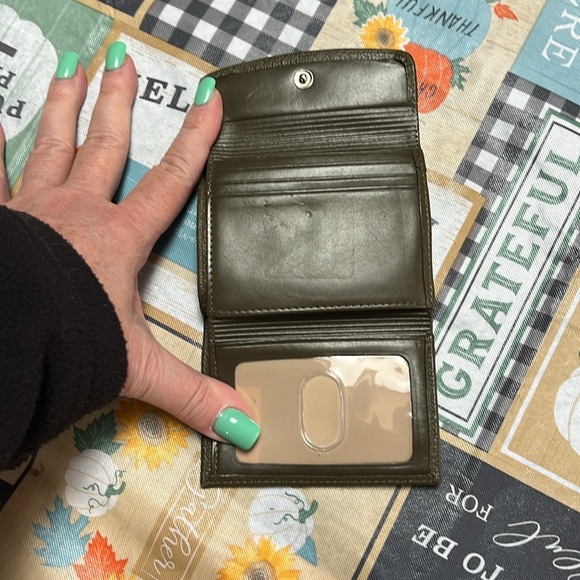 Buxton Small Genuine Leather Exterior Green Tri-fold Wallet - Picture 3 of 8